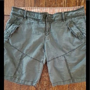 FREE PEOPLE | Vintage Utility Cargo Shorts. Cuffable leg hem. Army green, size 8